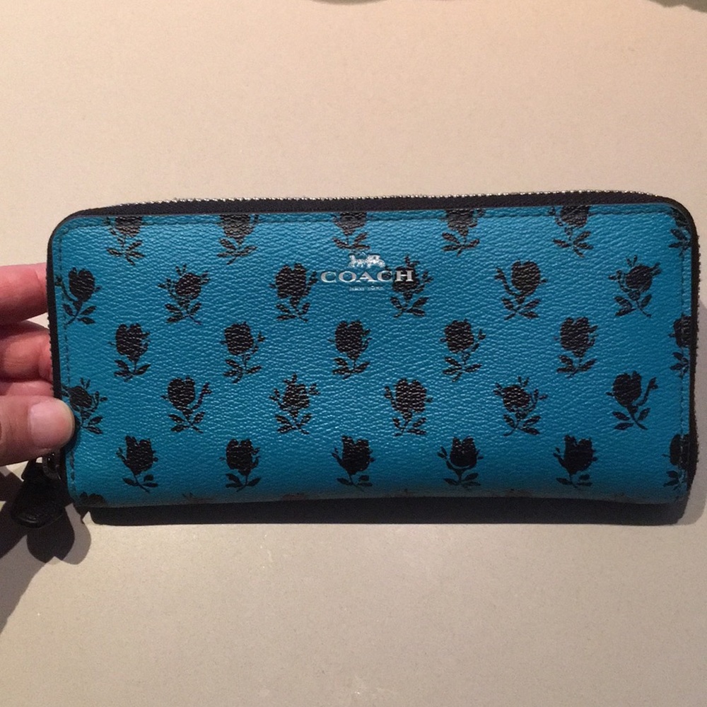 Authentic Coach zip wallet